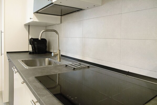 Réfrigérateur, micro-ondes, plaque de cuisson, cafetière/bouilloire