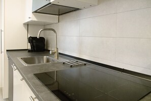 Kylskåp, mikrovågsugn, spishäll och kaffe- och tebryggare