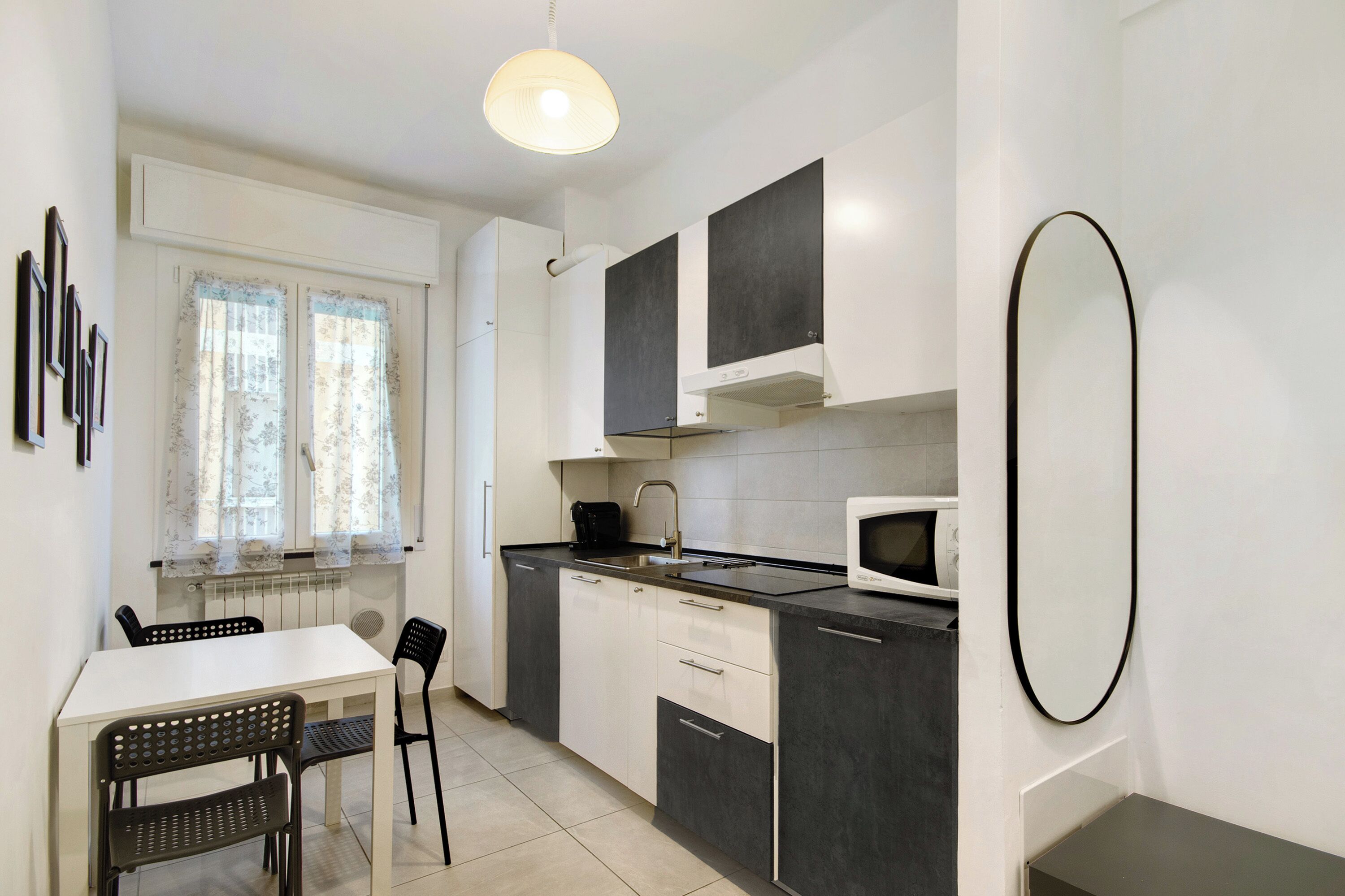 Frigorifero, microonde, piano cottura, macchina per tè/caffè