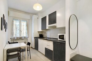 Réfrigérateur, micro-ondes, plaque de cuisson, cafetière/bouilloire