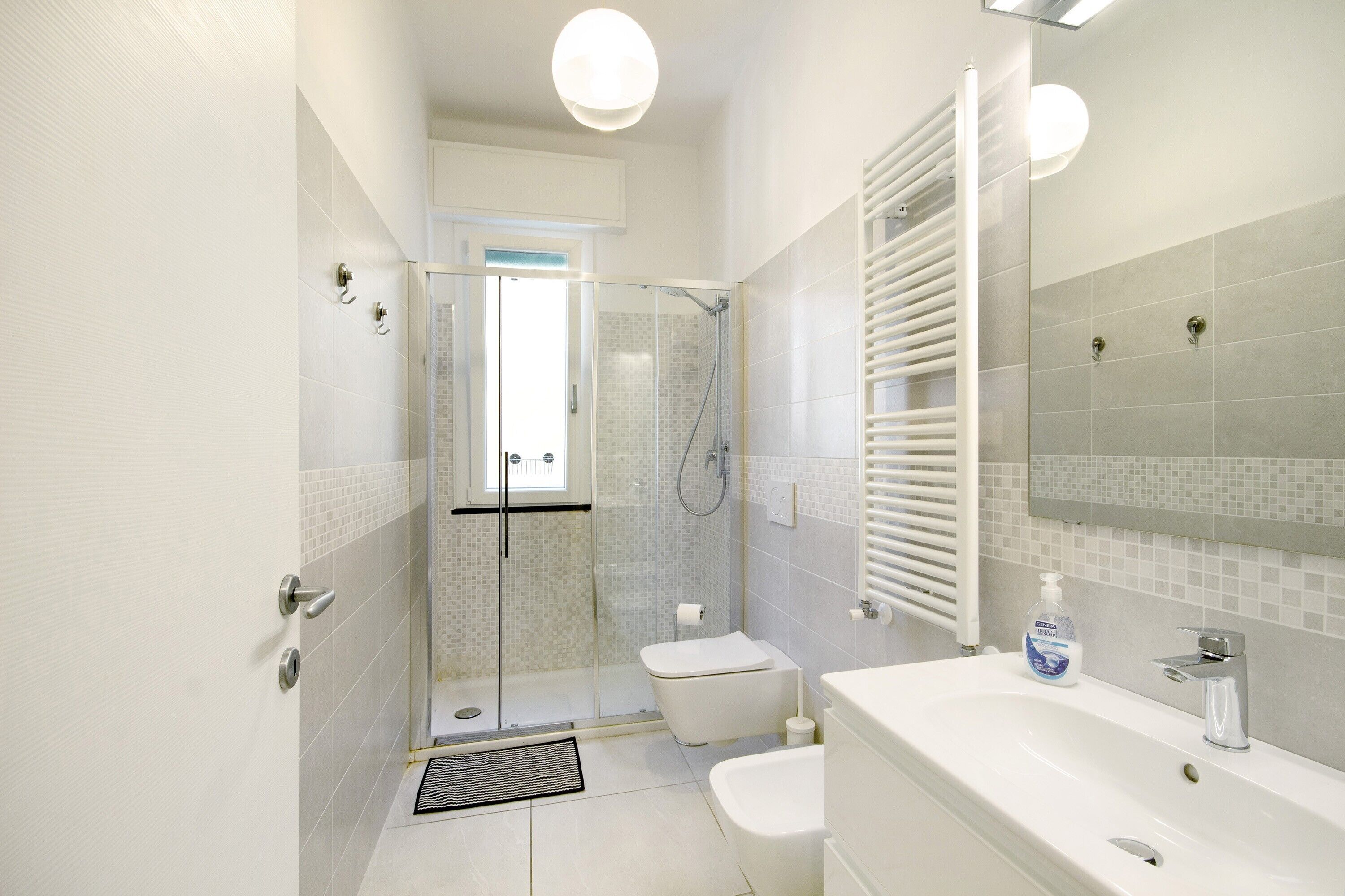 Dusch, hårtork och handdukar