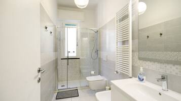 Dusch, hårtork och handdukar