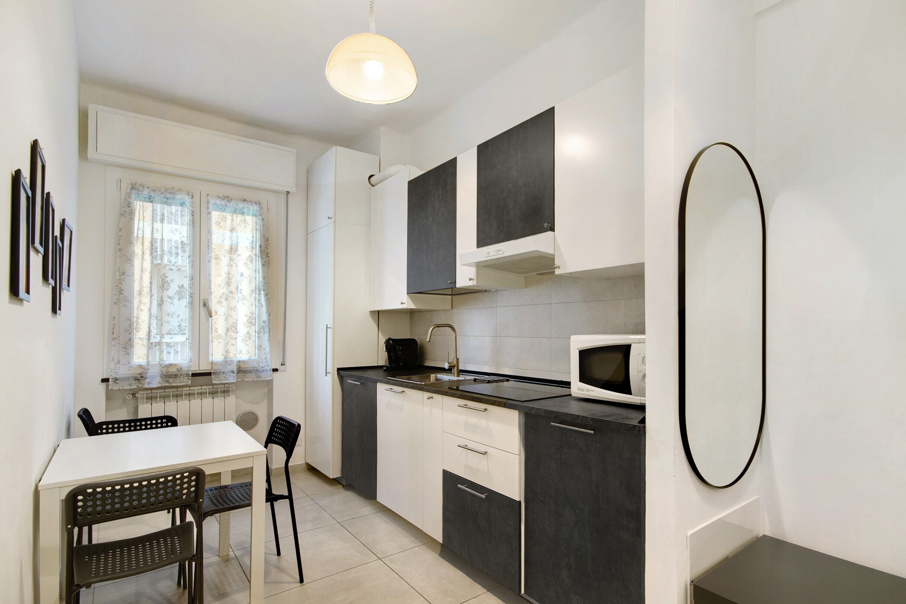 Kühlschrank, Mikrowelle, Herdplatte, Wasserkocher mit Kaffee-/Teezubehör