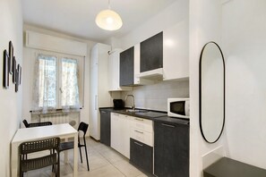 Kylskåp, mikrovågsugn, spishäll och kaffe- och tebryggare