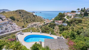 A swimming pool surrounded by greenery and houses with a view of the sea. - Villa "Casa Beto" with Sea View, Pool, Garden & Wi-Fi (Almuñecar)