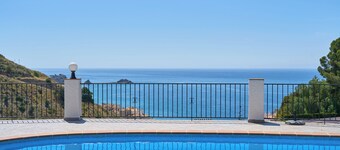 Villa "Casa Beto" with Sea View, Pool, Garden & Wi-Fi