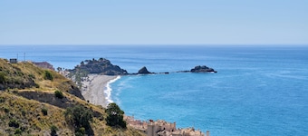 Villa "Casa Beto" with Sea View, Pool, Garden & Wi-Fi