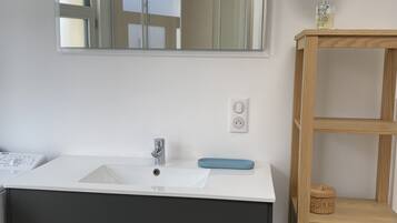 Douche, sèche-cheveux, serviettes fournies