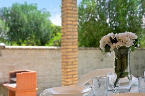 Outdoor dining - Holiday Home "Casita 1 - Andalmar" with Private Garden & Wi-Fi (Conil de la Frontera)