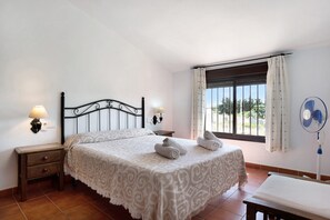 2 bedrooms, iron/ironing board, free WiFi, bed sheets - Holiday Home "Casita 1 - Andalmar" with Private Garden & Wi-Fi (Conil de la Frontera)