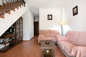TV - Holiday Home "Casita 1 - Andalmar" with Private Garden & Wi-Fi (Conil de la Frontera)