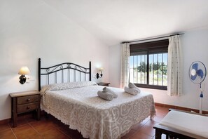 2 makuuhuonetta, silitysrauta/-lauta, ilmainen Wi-Fi, vuodevaatteet