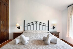 2 bedrooms, iron/ironing board, free WiFi, bed sheets