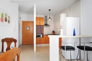 Kjøleskap, mikrobølgeovn, kokeplater og kaffetrakter/tekoker