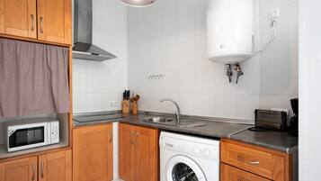 Kühlschrank, Mikrowelle, Herdplatte, Wasserkocher mit Kaffee-/Teezubehör