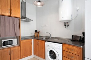 Geladeira, micro-ondas, cooktop, cafeteira/chaleira