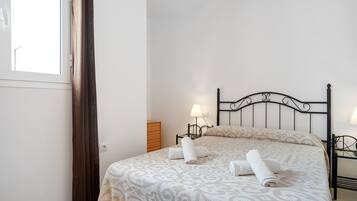 2 slaapkamers, een strijkplank/strijkijzer, gratis wifi, beddengoed