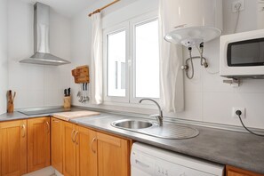 Fridge, microwave, stovetop, coffee/tea maker - Holiday Home "Almadraba 2 - Andalmar" close to the Sea with Wi-Fi (Conil)