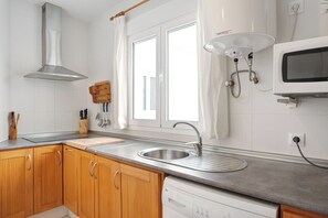 Réfrigérateur, micro-ondes, plaque de cuisson, cafetière/bouilloire