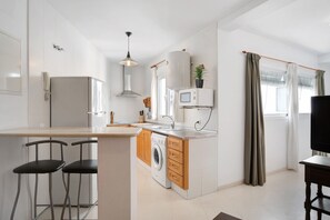 Fridge, microwave, stovetop, coffee/tea maker - Holiday Home "Almadraba 2 - Andalmar" close to the Sea with Wi-Fi (Conil)