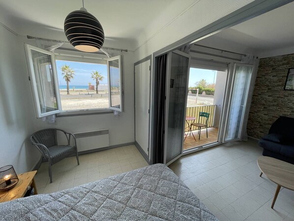 Room - Beachfront Studio with Sea View, Parking, and Balcony - Saint Cyprien (Saint-Cyprien)