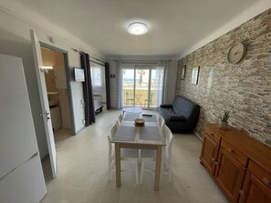 Interior - Beachfront Studio with Sea View, Parking, and Balcony - Saint Cyprien (Saint-Cyprien)