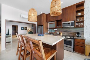 ثلاجة، ميكروويف، فرن، موقد طهي مسطح