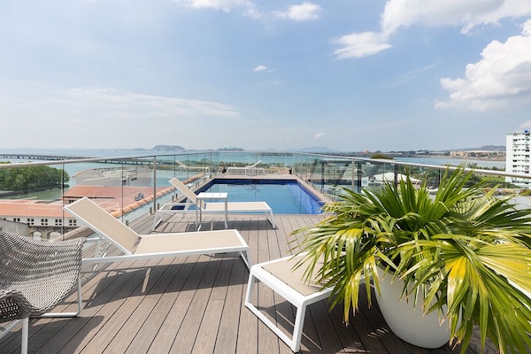 Rooftop pool with 360 views / Piscina de la azotea con vistas 360