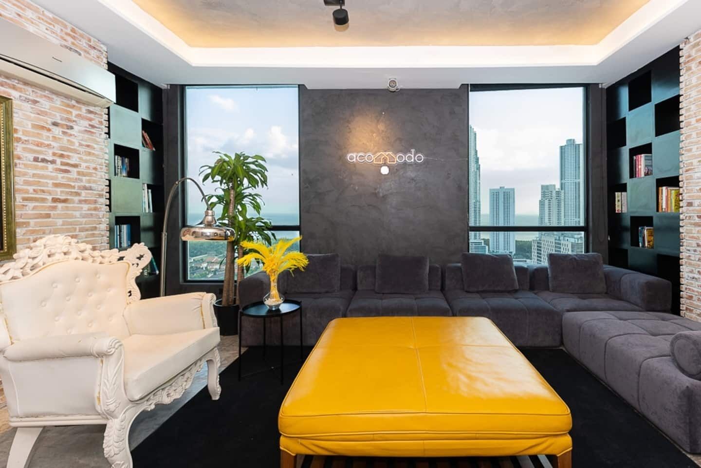 TV connectée, livres, espaces bureaux, imprimantes