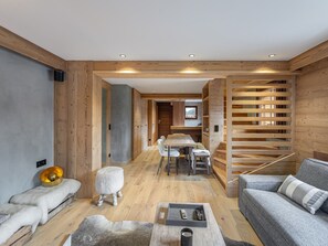 TV - Duplex near Jaillet cable car with mountain views, 2 ensuite bedrooms, balcony, and parking (Megève)