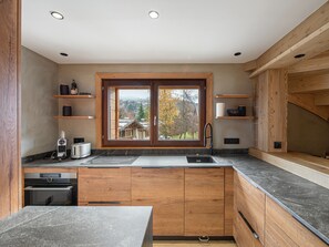 Fridge, oven, dishwasher, coffee/tea maker