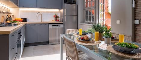 Kühlschrank, Mikrowelle, Ofen, Herdplatte