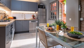 Refrigerador, microondas, horno, placa de cocina