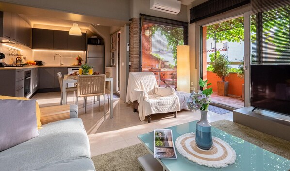 A modern apartment with a kitchen, dining area, and living room. - Duplex in Old Town Palamós: 300m from Beach, Terrace & Chill-out Zone (Palamós)