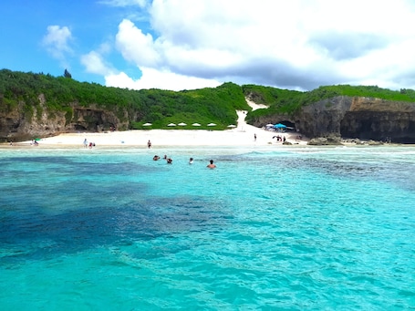 Playa en los alrededores y playa de arena blanca