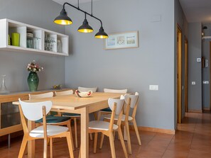 Dining - House with A/C, BBQ & Parking, 230m from La Paella Beach (Torredembarra)