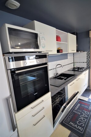 Fridge, microwave, oven, stovetop - Detached house with air conditioning, 3 minutes from beaches, close to shops. WIFI (Royan)