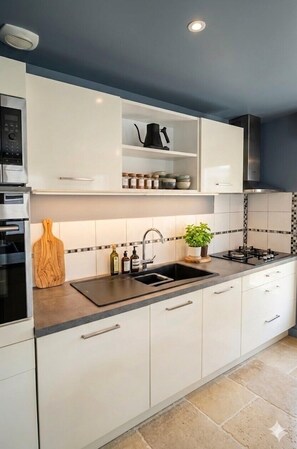 Fridge, microwave, oven, stovetop