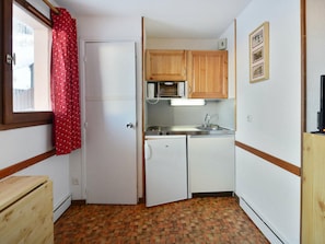 Fridge, oven, dishwasher, coffee/tea maker