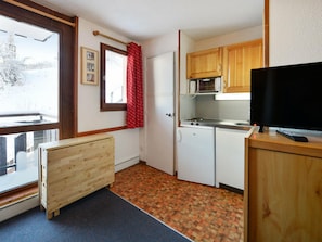 Fridge, oven, dishwasher, coffee/tea maker