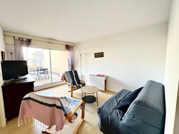 TV - Cozy T2 in Arcachon: Beach, Shops, Parking, WiFi (Arcachon)