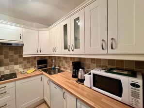 Réfrigérateur, micro-ondes, plaque de cuisson