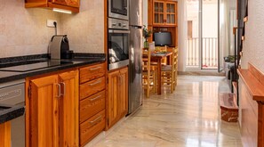 Fridge, microwave, oven, stovetop - Charming Village House with Terrace, Near Beach, WiFi, Garage & Fully Equipped Kitchen (Palamós)