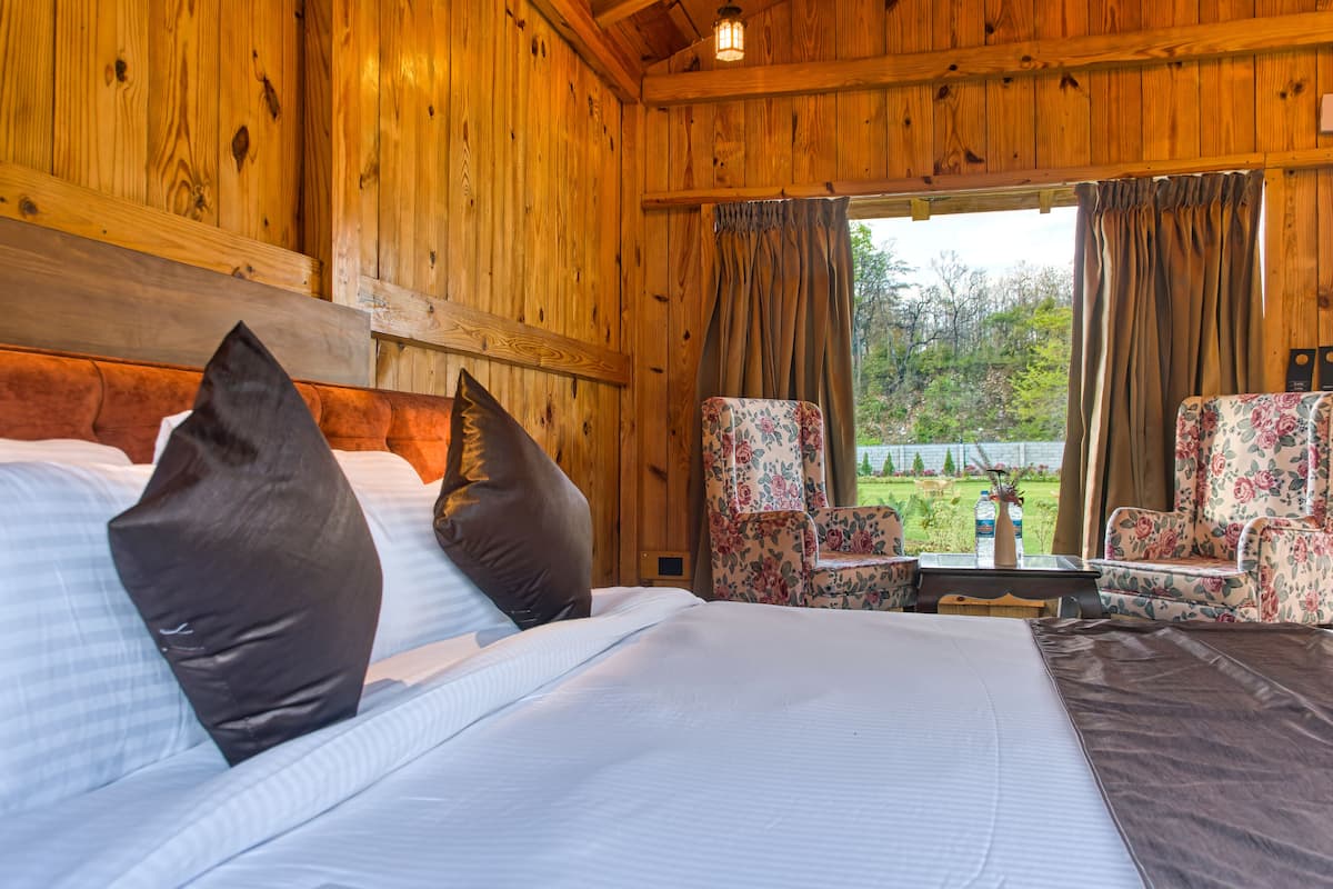 Luxury Cottage with Jacuzzi | Een minibar, een kluis op de kamer, een bureau, verduisterende gordijnen