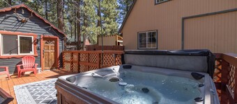 Chip O Wood | Jacuzzi, Dog Ok, AC, Steps to Lake!