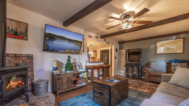 Una sala de estar acogedora con chimenea, televisión y un área de estar confortable.