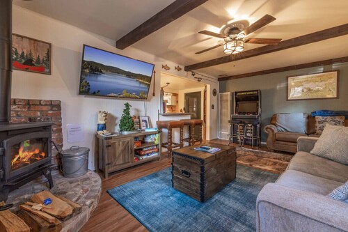 Chip O Wood | Jacuzzi, Dog Ok, AC, Steps to Lake!