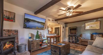 Chip O Wood | Jacuzzi, Dog Ok, AC, Steps to Lake!