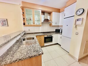 Køleskab, mikrobølgeovn, ovn, kaffe-/temaskine