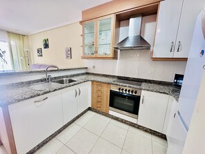 Frigorífico, microondas, horno y cafetera o tetera